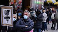 Menschen warten in einer Schlange vor einem Covid-Testzentrum am Times Square in New York. In den USA ist die Zahl der nachgewiesenen Infektionen mit dem Coronavirus seit Beginn der Pandemie auf mehr als 50 Millionen angestiegen.