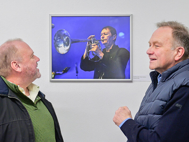 Der Bariton Wolfgang Wirsching (links) gestaltete mit einigen Liedern die Vernissage zur Fotoausstellung &bdquo;Musik f&uuml;r die Augen&ldquo; die der Journalist und Pressefotograf Stephan Herbert Fuchs derzeit in den R&auml;umen der Kulmbacher Volkshochschule zeigt.