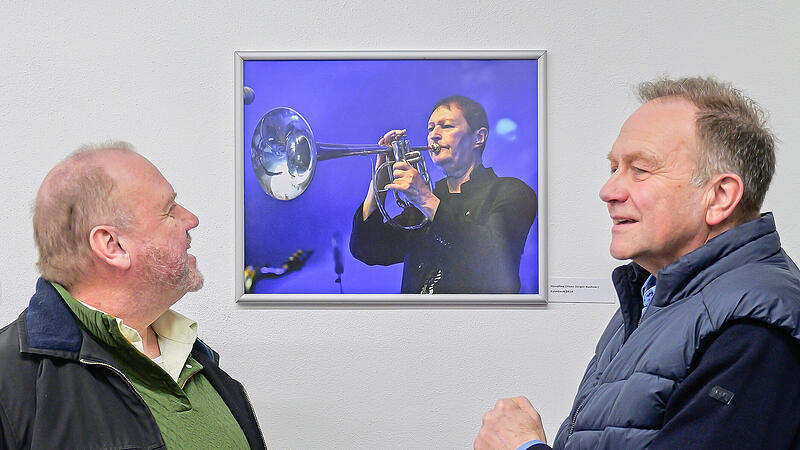 Der Bariton Wolfgang Wirsching (links) gestaltete mit einigen Liedern die Vernissage zur Fotoausstellung &bdquo;Musik f&uuml;r die Augen&ldquo; die der Journalist und Pressefotograf Stephan Herbert Fuchs derzeit in den R&auml;umen der Kulmbacher Volkshochschule zeigt.