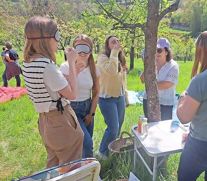 Bild vom Streuobstwiesenfest in Egloffstein, wo mit verbundenen Augen probiert werden konnte. Bild vom Streuobstwiesenfest in Egloffstein, wo mit verbundenen Augen probiert werden konnte.
