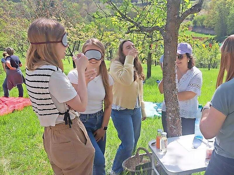 Bild vom Streuobstwiesenfest in Egloffstein, wo mit verbundenen Augen probiert werden konnte.