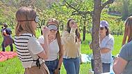 Bild vom Streuobstwiesenfest in Egloffstein, wo mit verbundenen Augen probiert werden konnte.