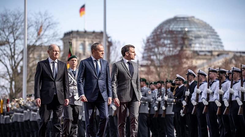 Bundeskanzler Olaf Scholz (SPD) empf&auml;ngt Emmanuel Macron (r.), Pr&auml;sident von Frankreich, und Donald Tusk, Ministerpr&auml;sident von Polen, vor dem Kanzleramt zu einem gemeinsamen Treffen.massiver deutsch-franz&ouml;sischer Differenzen in der Ukraine-Politi...