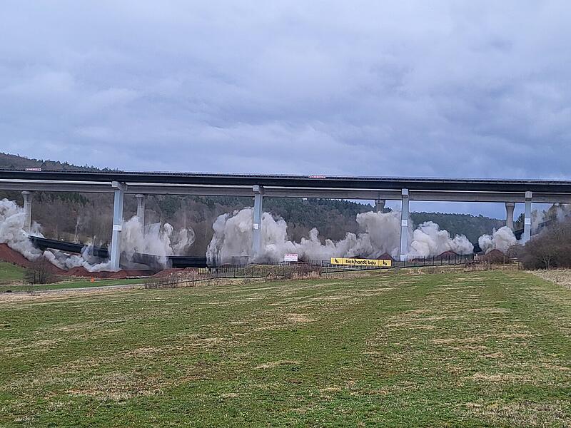 Die Sprengung der Thalaubachtalbr&uuml;cke bei Eichenzell
