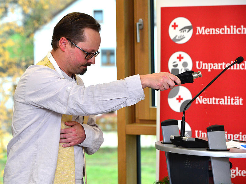 Einweihung Bildungs- und Begegnungszentrum BRK Stadtsteinach Die Weihe nahm Pfarrvikar Sebastian Masella vor.