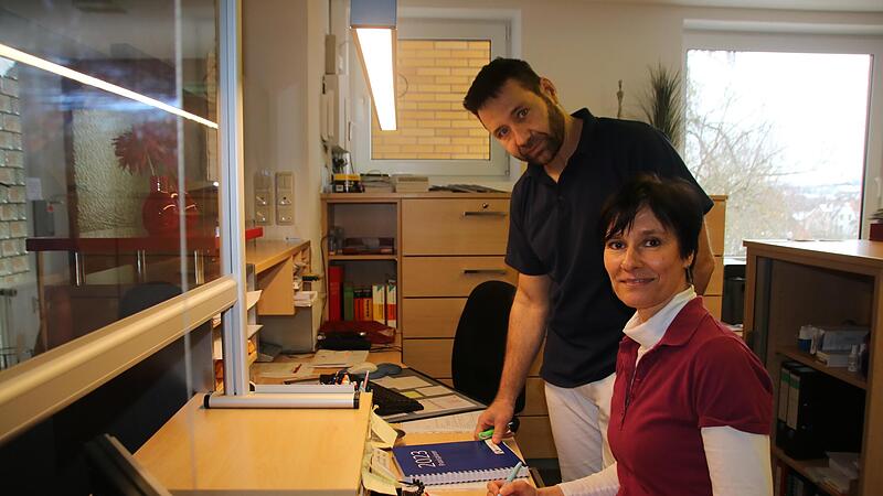 Juliane Wolter managt die orthop&auml;dische Facharztpraxis ihres Mannes Dr. Niels Wolter in Lichtenfels.