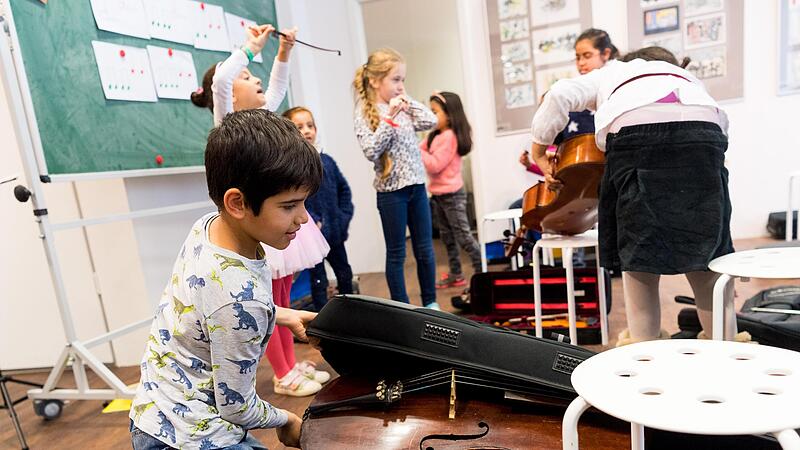 Im Musikunterricht lernen Kinder nicht nur Singen oder ein Instrument, sondern auch soziale Handlungsweisen, heißt es in der Pädagogik.