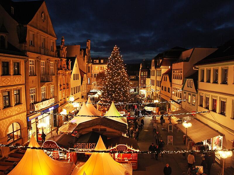Weihnachtliche Stimmung verspricht der Lichterglanz auf dem Marktplatz. Weihnachtliche Stimmung verspricht der Lichterglanz auf dem Marktplatz.