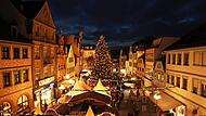Weihnachtliche Stimmung verspricht der Lichterglanz auf dem Marktplatz.