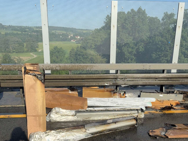 Die geladenen Fensterjalousien des Transporters sind in der Baustelle bei Himmelkron in Brand geraten. Die geladenen Fensterjalousien des Transporters sind in der Baustelle bei Himmelkron in Brand geraten.