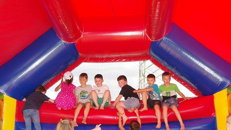 Die vielen kleinen Festbesucher hatten auf der H&uuml;pfburg ihren Spa&szlig;.