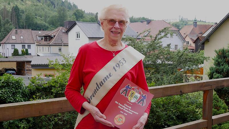 Stolz präsentiert Helene Eger die Chronik der Freiwilligen Feuerwehr Wallenfels – und natürlich ihre Schärpe „Ehrendame 1953“.