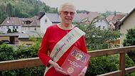 Stolz präsentiert Helene Eger die Chronik der Freiwilligen Feuerwehr Wallenfels – und natürlich ihre Schärpe „Ehrendame 1953“.