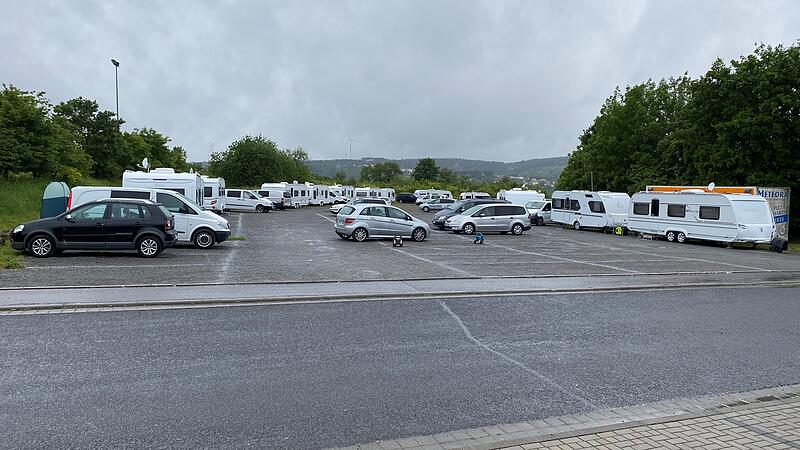 Zahlreiche Wohnwagen haben sich am Sportzentrum in M&uuml;nnerstadt gesammelt.