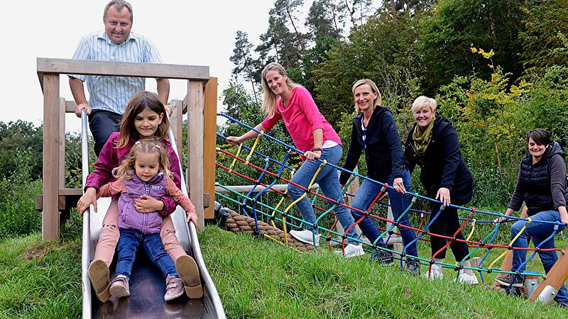 Die Kinder wie Leni (vorne) und Paulina haben Spaß, was die Initiatoren und Macher des neuen Erlebnisweges in Walsdorf freut (v.l.): Mario Wolff, Bianca Weiß, Christine Wolf, Tiffany Löffler und Renate Koch auf dem Klettertau der Spielplatzrutsche.