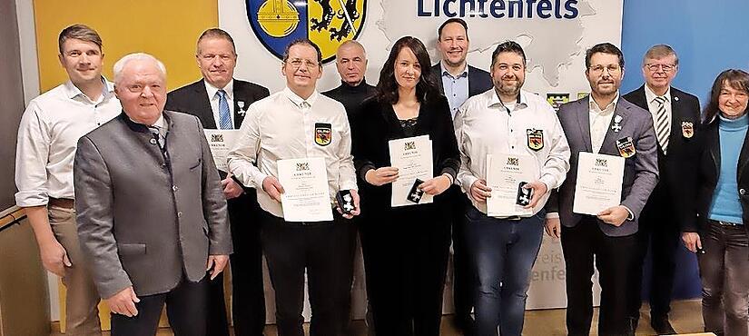 Das Foto zeigt (von links): Michael Zapf (B&uuml;rgermeister Stadt Weismain), Helmut Fischer (Stellvertreter des Landrats), Michael Dreiseitel (40 Jahre), Markus Gampert (25 Jahre), Gregor Friedlein-Zech (B&uuml;rgermeister Markt Marktzeuln), Christina Lott...