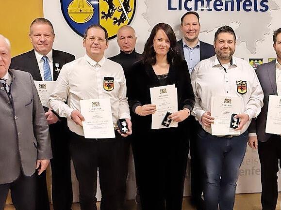 Das Foto zeigt (von links): Michael Zapf (B&uuml;rgermeister Stadt Weismain), Helmut Fischer (Stellvertreter des Landrats), Michael Dreiseitel (40 Jahre), Markus Gampert (25 Jahre), Gregor Friedlein-Zech (B&uuml;rgermeister Markt Marktzeuln), Christina Lott...