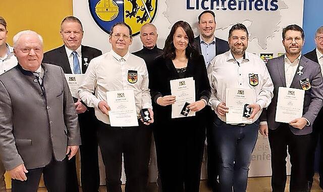 Das Foto zeigt (von links): Michael Zapf (Bürgermeister Stadt Weismain), Helmut Fischer (Stellvertreter des Landrats), Michael Dreiseitel (40 Jahre), Markus Gampert (25 Jahre), Gregor Friedlein-Zech (Bürgermeister Markt Marktzeuln), Christina Lott... Das Foto zeigt (von links): Michael Zapf (Bürgermeister Stadt Weismain), Helmut Fischer (Stellvertreter des Landrats), Michael Dreiseitel (40 Jahre), Markus Gampert (25 Jahre), Gregor Friedlein-Zech (Bürgermeister Markt Marktzeuln), Christina Lott...