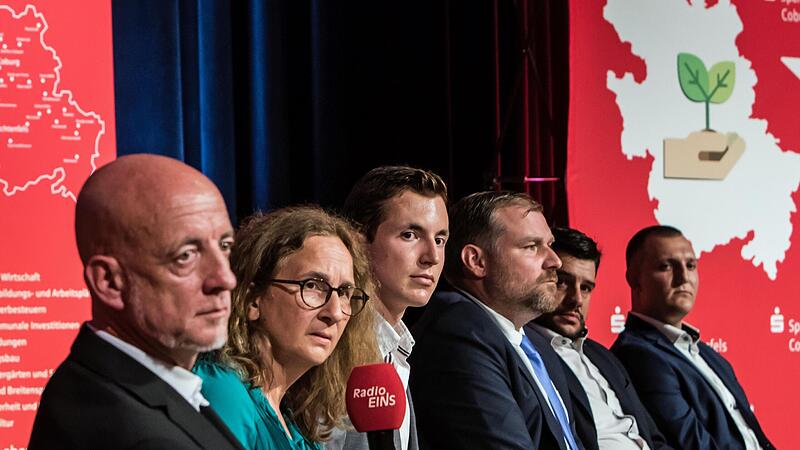 Auf dem Podium wurde in alphabetischer Reihenfolge Platz genommen.