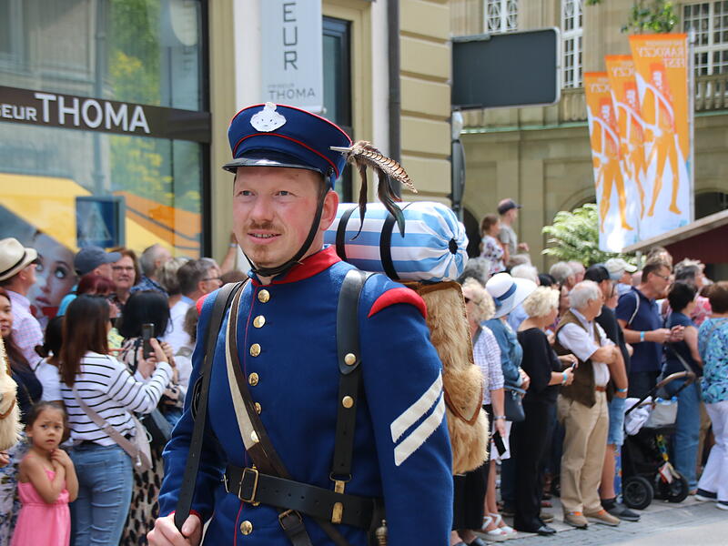 Freiwillige Feuerwehr Winkels mit bayerischen Soldaten und Offizieren des Bruderkriegs 1866Das war der Rakoczy-Festzug 2024 in Bildern