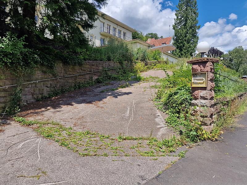 Die Auffahrt zum ehemaligen Sanatorium Fronius.