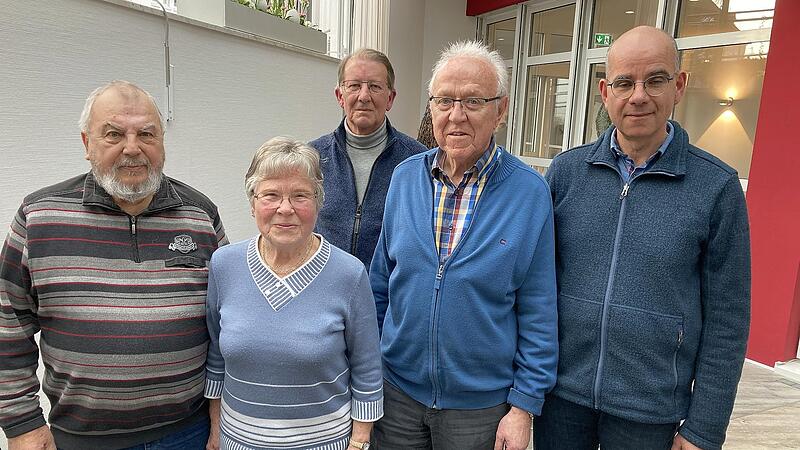 Der alte Vorstand des Rhönklub-Zweigvereins Garitz ist auch der neue: (von links) Georg Weippert, Heidrun Ruppert, Erwin Henz, Günter Karkajtis und Markus Döbert. Es fehlt Horst Hippler, der mit der 40. Wandernadel geehrt wurde. Der alte Vorstand des Rhönklub-Zweigvereins Garitz ist auch der neue: (von links) Georg Weippert, Heidrun Ruppert, Erwin Henz, Günter Karkajtis und Markus Döbert. Es fehlt Horst Hippler, der mit der 40. Wandernadel geehrt wurde.