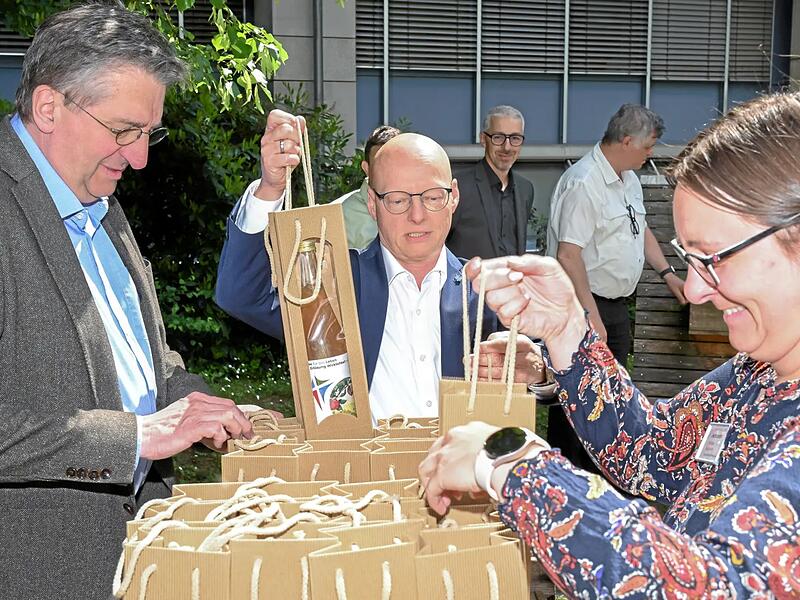 Krankenhausdirektor Norbert J&auml;ger und Sana-Klinikmanager Dr. Frank Wellmann (von links) verteilen Willkommensgeschenke mit Melanie Bechmann vom Vorzimmer der Krankenhausdirektion.