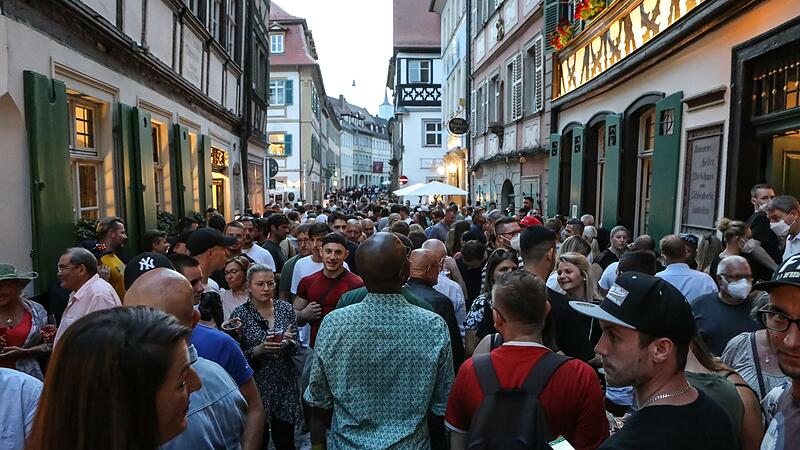 Eng geht es in der Sandstra&szlig;e zu.
