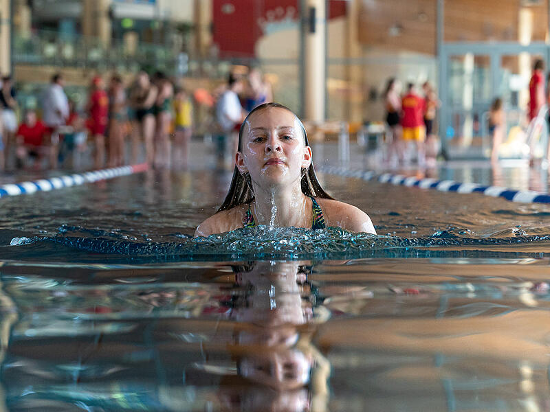 Wie die zwölfjährige Juli haben am Sonntag Dutzende Kinder und Jugendliche ihr Schwimmabzeichen im Königsbad abgelegt. Kostenlos - im Rahmen des bundesweiten Schwimmabzeichentages.