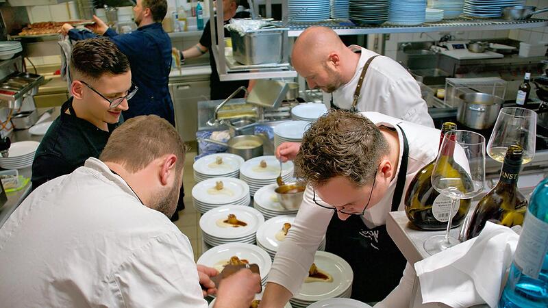 Die f&uuml;nf K&ouml;che arbeiten Hand in Hand bei der Zusammenstellung des &bdquo;Zweierlei von der Miral-Taube&ldquo;.