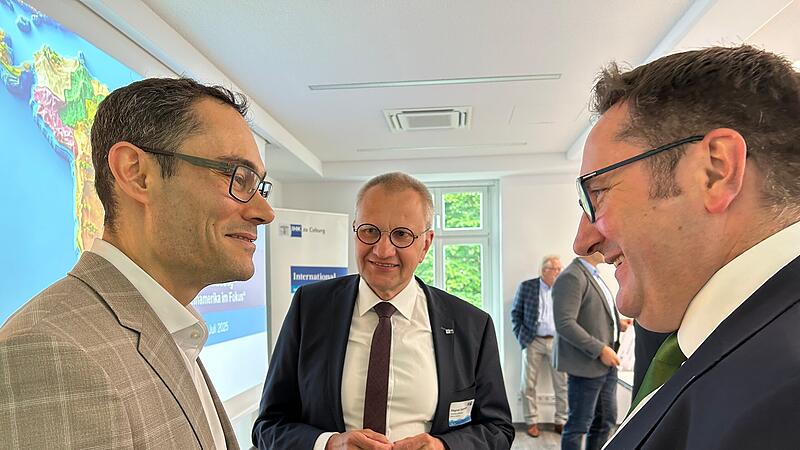 Deutsch-Brasilianischer Wirtschaftsdialog in Coburg Am Rande des Coburger Samba-Festivals fand erstmals ein Wirtschaftsdialog statt. Zu Besuch bei der IHK waren unter anderem Luiz Eduardo Fonseca de Carvalho Gonçalves (links), der Gesandte der brasilianischen Botschaft in Berlin, sowie der bayerische Wirtschaftsstaatssekretär Tobias Gotthardt (rechts). Hier sind beide im Gespräch mit dem Coburger IHK-Hauptgeschäftsführer Siegmar Schnabel.