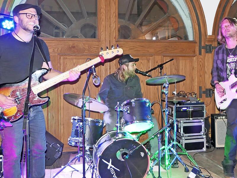 Neue Sound im alten Gemäuer: Die „Grease Buckets“ brachten die Rathaushalle in Ebern zum Beben und das Publikum zum Tanzen und Mitsingen.