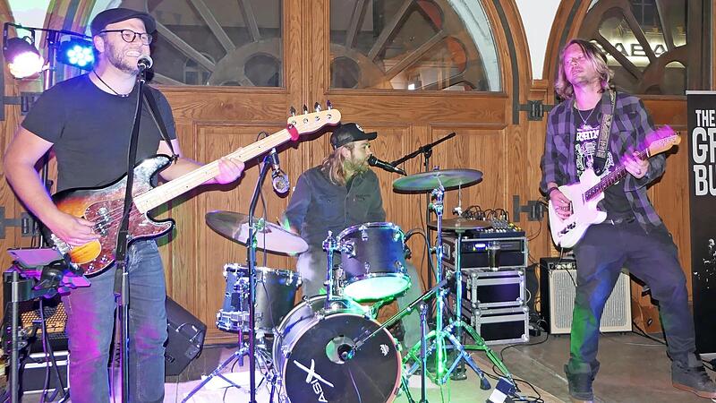Neue Sound im alten Gemäuer: Die „Grease Buckets“ brachten die Rathaushalle in Ebern zum Beben und das Publikum zum Tanzen und Mitsingen.