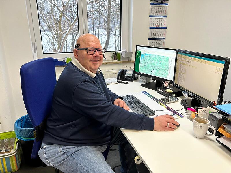 Roland Wich am Schreibtisch in seinem Speditionsbüro Roland Wich am Schreibtisch in seinem Speditionsbüro