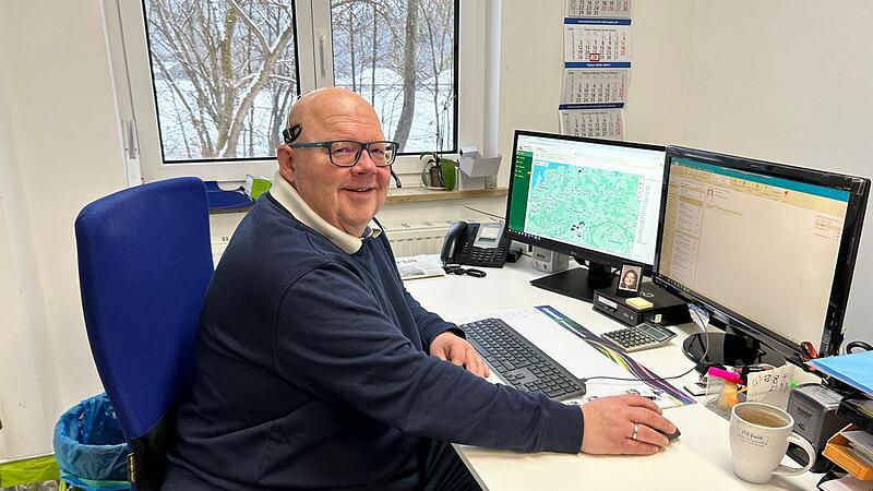 Roland Wich am Schreibtisch in seinem Speditionsb&uuml;ro