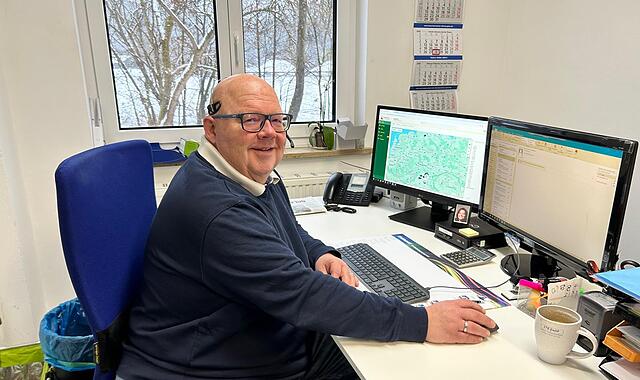 Roland Wich am Schreibtisch in seinem Speditionsbüro Roland Wich am Schreibtisch in seinem Speditionsbüro