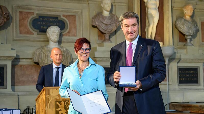 Ministerpr&auml;sident Markus S&ouml;der &uuml;berreichte den Bayerischen Verdienstorden an Nicole Brandler