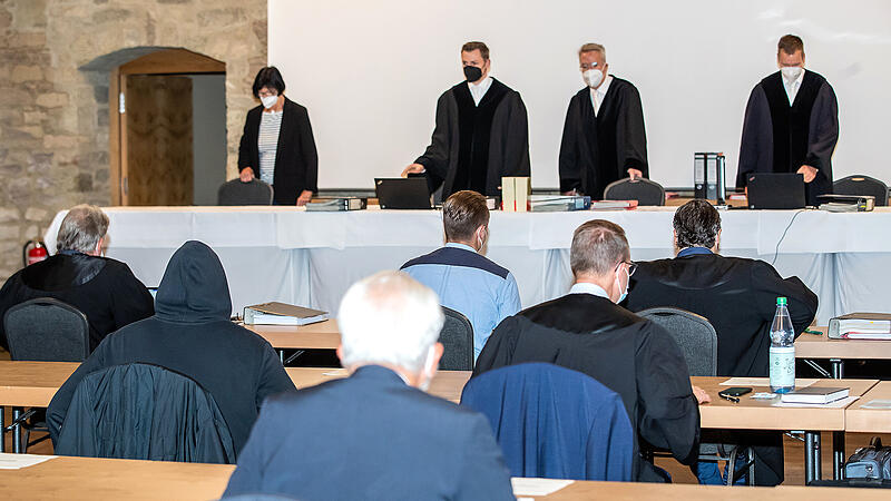 Im Prozess um die tödliche Trunkenheitsfahrt in Untereisenheim im Landkreis Würzburg hat einer der Beschuldigten überraschend sein Schweigen gebrochen.