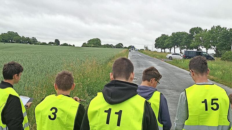 Eine der Aufgaben beim Schülerlotsenwettbewerb war es, die Geschwindigkeit eines heranfahrenden Fahrzeuges möglichst genau abzuschätzen. Diese Fähigkeit ist wichtig, um beim Verrichten der täglichen Arbeit blitzschnell die richtigen Entscheidungen... Eine der Aufgaben beim Schülerlotsenwettbewerb war es, die Geschwindigkeit eines heranfahrenden Fahrzeuges möglichst genau abzuschätzen. Diese Fähigkeit ist wichtig, um beim Verrichten der täglichen Arbeit blitzschnell die richtigen Entscheidungen...