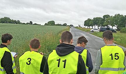 Eine der Aufgaben beim Schülerlotsenwettbewerb war es, die Geschwindigkeit eines heranfahrenden Fahrzeuges möglichst genau abzuschätzen. Diese Fähigkeit ist wichtig, um beim Verrichten der täglichen Arbeit blitzschnell die richtigen Entscheidungen... Eine der Aufgaben beim Schülerlotsenwettbewerb war es, die Geschwindigkeit eines heranfahrenden Fahrzeuges möglichst genau abzuschätzen. Diese Fähigkeit ist wichtig, um beim Verrichten der täglichen Arbeit blitzschnell die richtigen Entscheidungen...