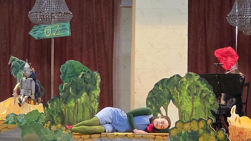 Das Bayerische Kammerorchester Bad Brückenau hat „Der Zauberer von Oz“ in einer Inszenierung des „münchner puzzletheaters“ in sechs Vorstellungen den Grundschulen aus dem Landkreis präsentiert.