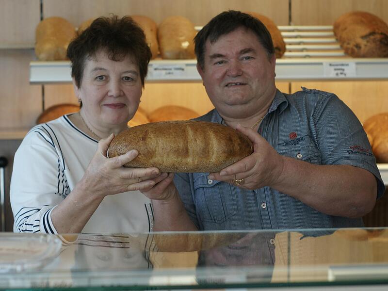 Elena und Alexander Hahn mit einem großen Laib Löhmer-Brot. 19 Jahre haben die beiden die alte Bäckerei-Tradition am Leben erhalten. Ende August endet sie. Elena und Alexander Hahn mit einem großen Laib Löhmer-Brot. 19 Jahre haben die beiden die alte Bäckerei-Tradition am Leben erhalten. Ende August endet sie.