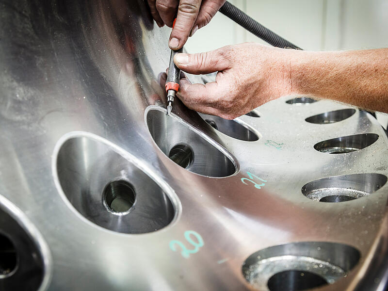 Pr&auml;zision in Metall:  Bei der Firma Zaigler wird  Feinwerkmechanikern in der Produktion Konzentration abverlangt.