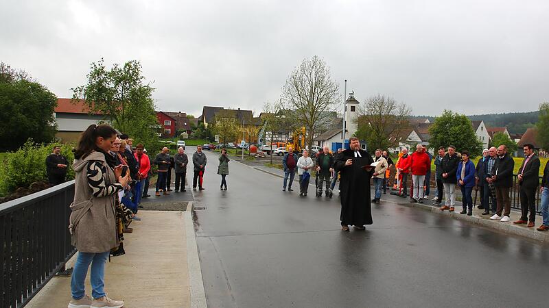 Die Umleitung Richtung Ummerstadt ist längst Geschichte, doch ganz fertig wurde die neue Kreckbrücke in Gemünda erst in diesem Frühjahr. Am Montag wurde das Bauwerk offiziell für den Verkehr freigegeben. Pfarrer Tobias Knötig segnete den Neubau.