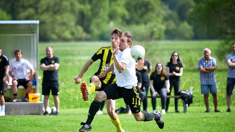 Der Trebgaster Kapit&auml;n S&ouml;ren Kerner kl&auml;rt im Nachbarderby gegen den heranst&uuml;rmenden K&ouml;dnitzer Carsten Ulrich.