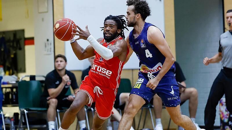 Aufbauspieler Malik Johnson (l.)  zieht am Ex-Bamberger Elias Baggette vorbei.