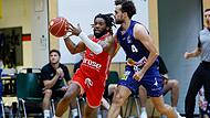 Aufbauspieler Malik Johnson (l.)  zieht am Ex-Bamberger Elias Baggette vorbei.