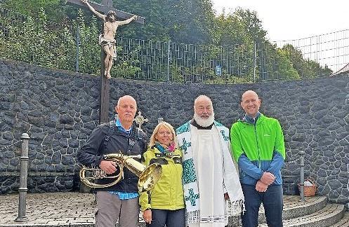 Geehrte Pilger (von links): Jürgen Kröckel (50. Teilnahme), Ulrike Kröckel (35. Teilnahme), Gratulanten Pater Korbinian, Wallfahrtsführer Poppenroth Christoph Schäfer.