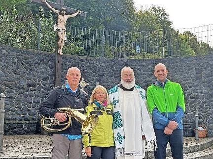 Geehrte Pilger (von links): Jürgen Kröckel (50. Teilnahme), Ulrike Kröckel (35. Teilnahme), Gratulanten Pater Korbinian, Wallfahrtsführer Poppenroth Christoph Schäfer.