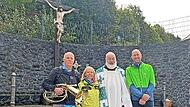 Geehrte Pilger (von links): Jürgen Kröckel (50. Teilnahme), Ulrike Kröckel (35. Teilnahme), Gratulanten Pater Korbinian, Wallfahrtsführer Poppenroth Christoph Schäfer.